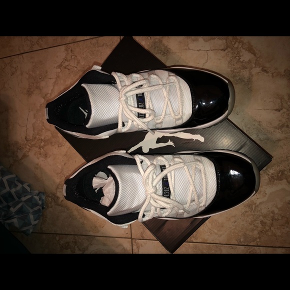 Air Jordan 11 Retro Low - Picture 2 of 5